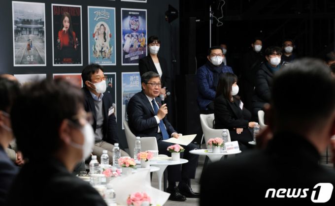 (서울=뉴스1) = 전병극 문화체육관광부 제1차관이 27일 경기도 파주 CJ ENM 스튜디오센터에서 제6차 방송영상산업 진흥 중장기계획 발표 후 관계자들과 간담회를 하고 있다. (문화체육관광부 제공) 2022.12.27/뉴스1  Copyright (C) 뉴스1. All rights reserved. 무단 전재 및 재배포 금지.