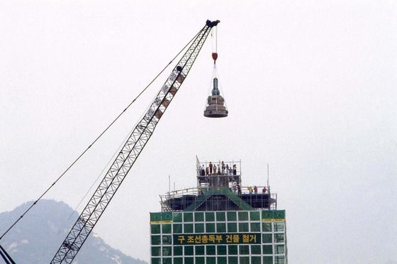 = 행정자치부 국가기록원은 제70주년 광복절을 맞아 1940~90년대 광복절 및 정부수립 경축행사 관련 기록물을 오는 14일부터 누리집(홈페이지·www.archives.go.kr)을 통해 서비스한다고 13일 밝혔다. 사진은 1995년 광복 50주년 기념 구 조선 총독부 건물 철거 모습. (국가기록원 제공) 2015.8.13/뉴스1
