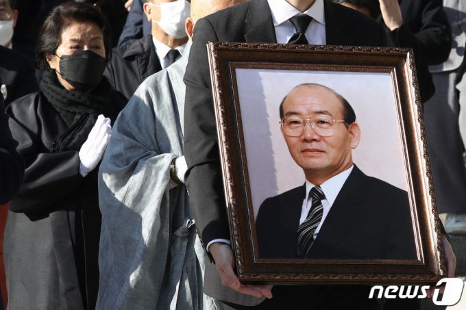 (대구=뉴스1) 공정식 기자 = 29일 오후 대구 팔공총림 동화사에서 열린 전두환 전 대통령 삼우제에 참석한 부인 이순자씨가 합장한 채 영정을 뒤따르고 있다. 2021.11.29/뉴스1