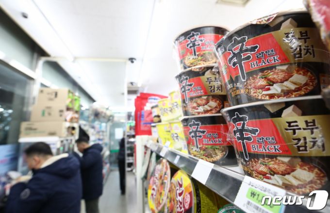 (서울=뉴스1) 김민지 기자 = 대만으로 수출된 농심 신라면에서 농약 성분이 검출됐다.  대만의 공영방송사인 중화텔레비전(CTS) 등에 따르면 대만 식품약물관리서는 17일(현지시간) 신라면 블랙 두부김치맛 사발면 수프에서 발암물질인 에틸렌옥사이드가 검출됐다고 밝혔다.  사진은 이날 오후 서울 시내 편의점에 진열된 신라면 모습. 2023.1.18/뉴스1  Copyright (C) 뉴스1. All rights reserved. 무단 전재 및 재배포 금지.