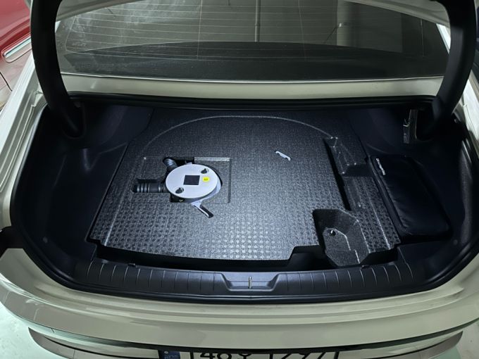 현대차 그랜저 LPG 3.5 익스클루시브의 연료 탱크. 트렁크 하단에 얹혀져 있다/사진=이강준 기자