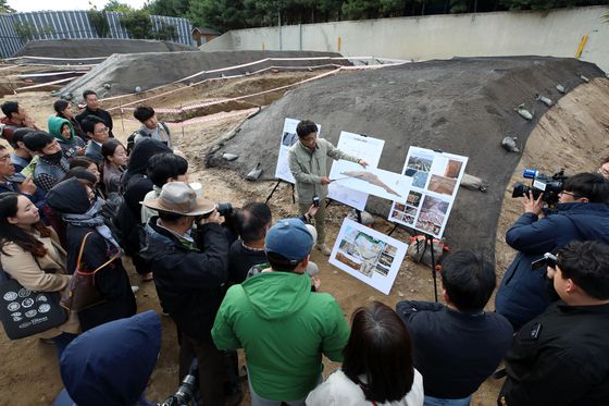 서울 송파구 풍납토성 서성벽 발굴현장에서 발굴상황을 설명하고 있다.  /뉴스1