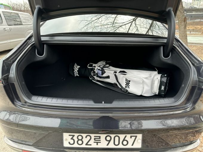 그랜저 LPG 모델(위)과 그랜저 가솔린 모델(아래)의 트렁크 사진 비교/사진=이강준 기자