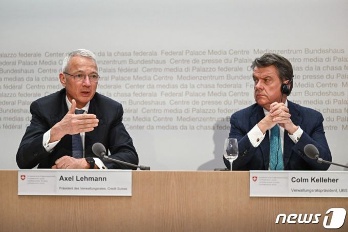 (베른 AFP=뉴스1) 우동명 기자 = 악셀 레만 CS 이사회 의장과 콜름 켈러허 UBS 회장이 19일(현지시간) 베른에서 UBS가 크레디트스위스(CS)를 32억 달러에 인수하는 기자회견에 참석을 하고 있다.  ⓒ AFP=뉴스1  Copyright (C) 뉴스1. All rights reserved. 무단 전재 및 재배포 금지.
