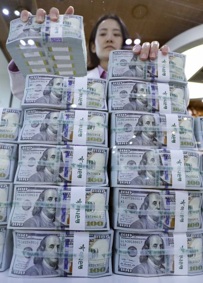 [서울=뉴시스] 최진석 기자 = 달러화가 약세를 보이면서 지난달 외환보유액이 68억 달러 가량 늘어나는 등 3개월 연속 증가 흐름이 이어지고 있다. 한국은행이 3일 발표한 '2023년 1월말 외환보유액'에 따르면 지난달 말 우리나라의 외환보유액은 4299억7000 달러로 전월말(4231억6000만 달러)보다 68억1000만 달러 증가했다. 지난해 11월에 이어 석 달 연속 증가세다.  사진은 이날 오후 서울 명동 하나은행 위변조대응센터에서 직원이 달러화를 옮기는 모습. 2023.02.03.
