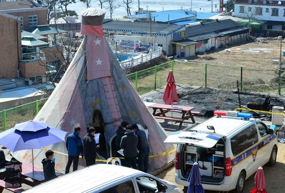 2015년 3월 23일 오전 인천시 강화군 동막해수욕장 인근 캠핑장에서 경찰들이 화재의 정확한 원인을 밝히기 위해 텐트 내부에서 나온 물품들을 압수하고 있다.인천 강화경찰서는 강화도 캠핑장 화재사고 사망자들을 1차 부검한 결과 5명 모두 유독가스에 질식해 숨진 것으로 추정한다고 밝혔다. 2015.3.23/뉴스1