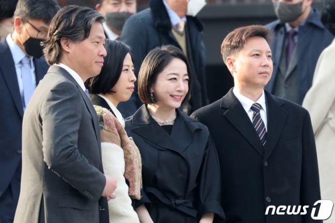 (서울=뉴스1) 민경석 기자 = 정문선 현대비앤지스틸 부사장 부부와 동생 정대선 HN그룹 사장 부부가 11일 오후 서울 중구 정동제일교회에서 열린 정몽규 HDC그룹 회장의 장남 정준선 카이스트 교수의 결혼식에 참석해 기념촬영을 하고 있다.   왼쪽부터 정문선 부사장, 김선희 본태박물관 관장, 노현정 전 아나운서, 정대선 사장. / 사진=뉴스1