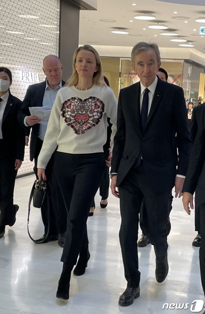 (서울=뉴스1) 한지명 기자 = 베르나르 아르노 LVMH 총괄회장과 델핀 아르노 CEO가 21일 서울 신세계 백화점 강남점을 방문해 주요 매장을 살펴보고 있다. 2023.3.21/뉴스1  Copyright (C) 뉴스1. All rights reserved. 무단 전재 및 재배포 금지.