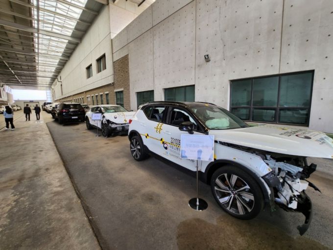 23일 오후 경기도 화성시 자동차안전연구원(KATRI)에 충돌테스트가 끝나고 반파된 차량들이 서있는 모습. /사진=정한결 기자.