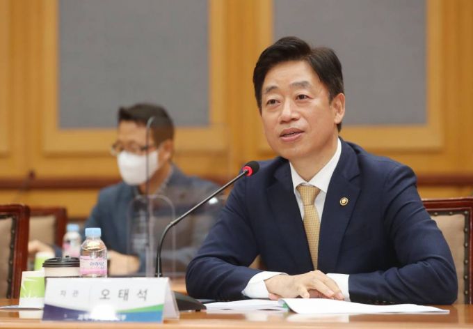 오태석 과학기술정보통신부 제1차관이 28일 세종청사에서 기자들과 만나 누리호 발사 일정은 아직 확정되지 않았다고 밝혔다. 사진은 지난해 11월 한국기계연구원에서 열린 '정부출연연구기관 우수성과 연구자 간담회'에 참석한 모습. / 사진=과학기술정보통신부