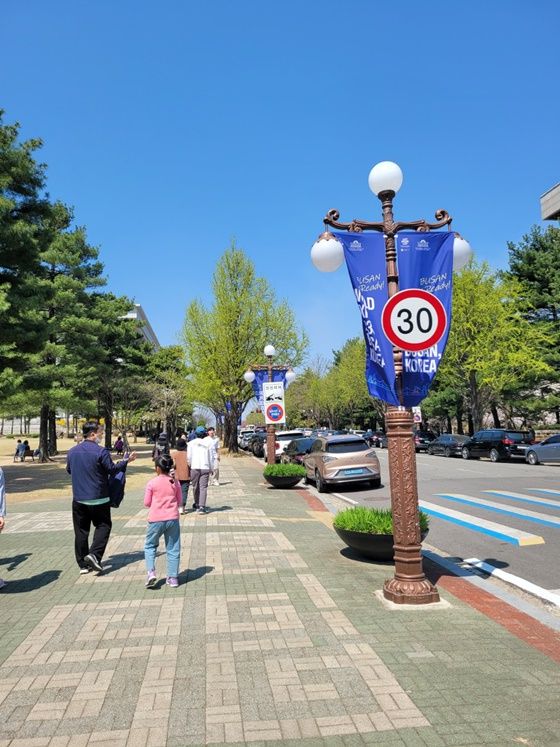 2일 서울 여의도 국회 안 곳곳에 2030 부산세계박람회 유치를 지지하는 내용의 현수막이 걸린 모습/사진=김성은 기자