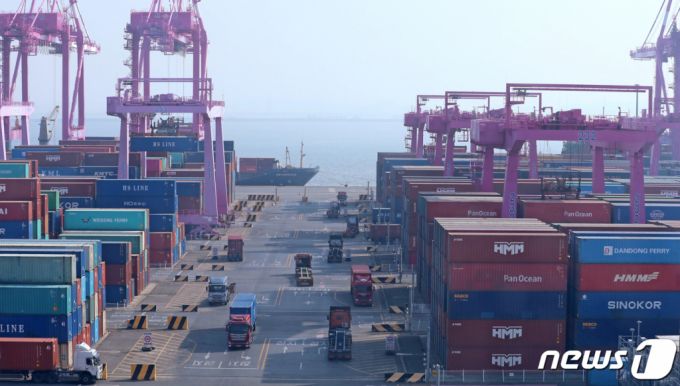 (인천=뉴스1) 장수영 기자 = 지난해 10월부터 마이너스 성장을 기록했던 수출 감소세가 3월까지 이어지고 있다.     21일 관세청에 따르면 이달 1일부터 20일까지 수출은 전년동기대비 17.4%하락한 309억 달러를 기록했다. 수입은 5.7%하락한 373억 달러다.   무역수지는 63억 2300만달러 적자를 기록해 13개월 연속 적자를 기록할 가능성이 커졌다.   조업일수(14.5일)를 고려한 일평균 수출액은 21억3000만 달러로 전년 동기 대비 23.1% 감소한 것으로 나타났다.   무역수지 적자가 12개월 이상 지속된 것은 1995년 1월부터 1997년 5월 연속 적자를 낸 이후 25년 만에 처음이다.   사진은 이날 오후 인천 연수구 인천신항 컨테이너 모습. 2023.3.21/뉴스1  Copyright (C) 뉴스1. All rights reserved. 무단 전재 및 재배포 금지.