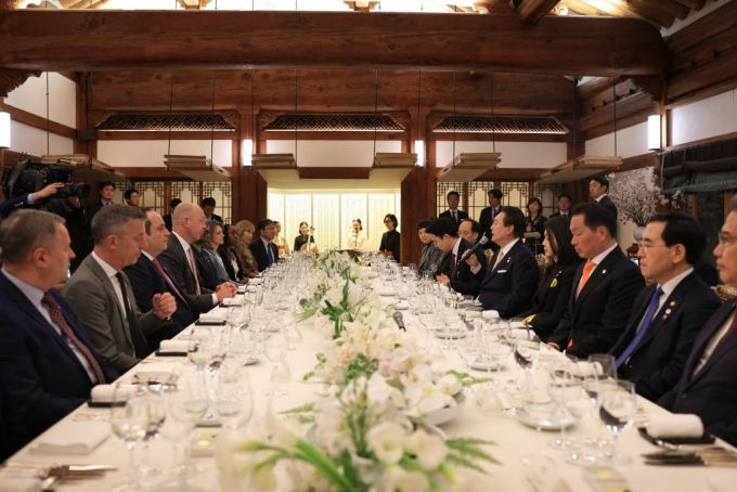 [서울=뉴시스] 윤석열 대통령이 3일 청와대 상춘재에서 열린 국제박람회기구(BIE) 실사단 만찬에서 환영사를 하고 있다. (사진=대통령실 제공) 2023.04.03. *재판매 및 DB 금지