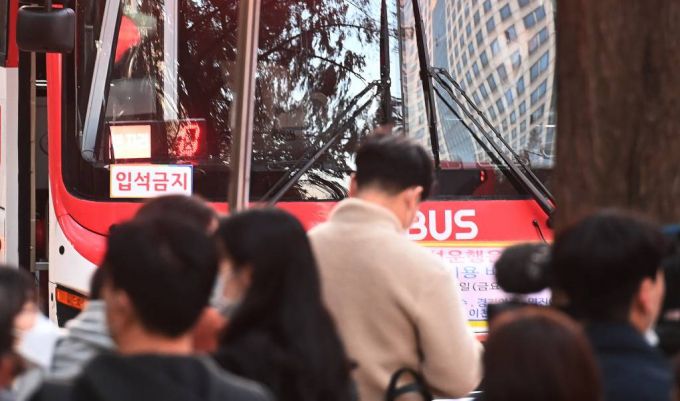 경기도 성남시 분당구 한 버스정류장에 출근길 시민들이 줄 서 버스를 기다리고 있다. /사진=뉴시스