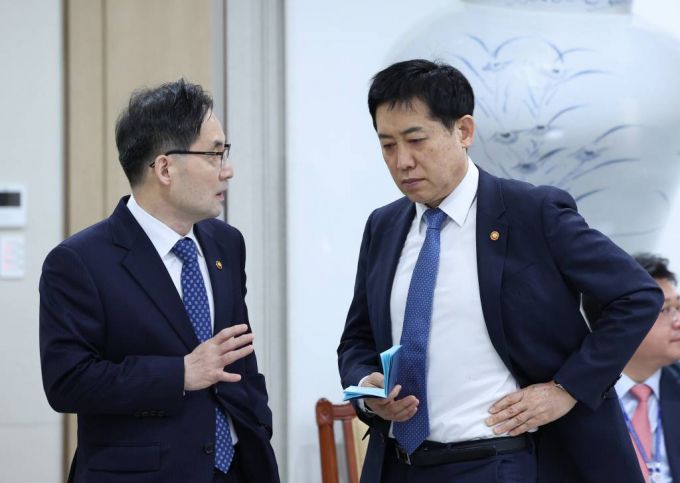 [서울=뉴시스] 전신 기자 = 김주현 금융위원장과 한기정 공정거래위원장이 4일 서울 용산 대통령실 청사에서 열린 국무회의에 앞서 대화하고 있다. (대통령실통신사진기자단) 2023.04.04.