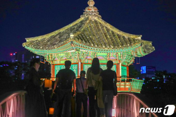 (서울=뉴스1) 민경석 기자 = 15일 오후 서울 종로구 경복궁에서 열린 '경복궁 별빛야행'에 참가한 시민들이 향원정(香遠亭)을 감상하고 있다.  문화재청 궁능유적본부와 한국문화재재단 주관으로 준비된 이번 체험은 경복궁 북측 권역을 탐방하며 궁중음식을 맛보고 국악공연을 관람하는 프로그램이다. 2022.9.15/뉴스1  Copyright (C) 뉴스1. All rights reserved. 무단 전재 및 재배포 금지.