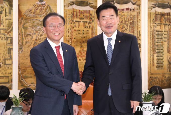 (서울=뉴스1) 임세영 기자 = 윤재옥 국민의힘 신임 원내대표(왼쪽)가 10일 오전 서울 여의도 국회에서 김진표 국회의장을 예방, 기념촬영을 있다. 2023.4.10/뉴스1  Copyright (C) 뉴스1. All rights reserved. 무단 전재 및 재배포 금지.