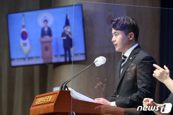 (서울=뉴스1) 황기선 기자 = 오영환 더불어민주당 의원이 10일 오전 서울 여의도 국회 소통관에서 제22대 총선 관련 기자회견을 하고 있다.  이날 오 의원은 기자회견을 통해 22대 총선 불출마를 선언했다.  2023.4.10/뉴스1  Copyright (C) 뉴스1. All rights reserved. 무단 전재 및 재배포 금지.