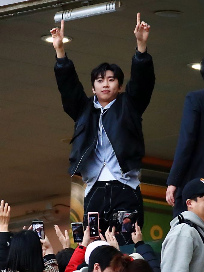 지난 8일 서울월드컵경기장에서 열린 K리그1 FC 서울과 대구 FC의 경기를 관람한 가수 임영웅이 경기 종료 후 팬들에게 인사하고 있다. /사진=뉴스1