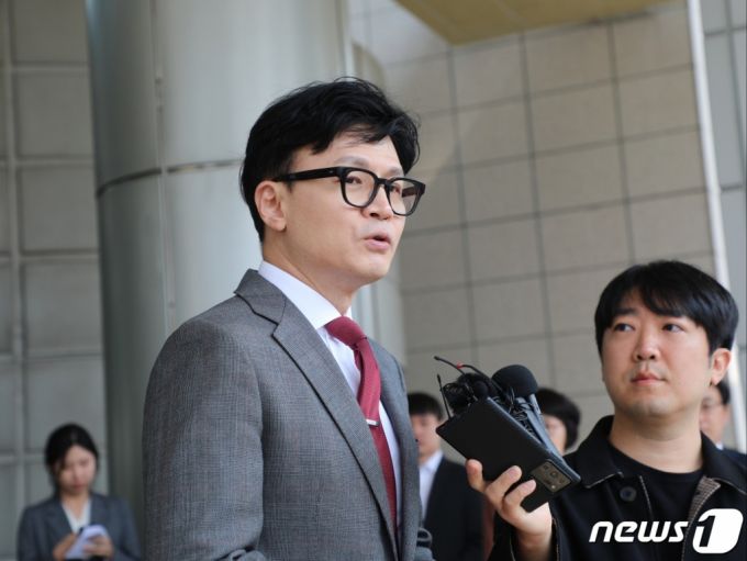 (부산=뉴스1) 노경민 기자 = 한동훈 법무부 장관이 7일 오전 정책 현장 방문을 위해 부산 연제구 부산고등?지방검찰청을 방문하며 취재진의 질문에 답하고 있다. 한 장관은 "마약 범죄는 과하다는 소리가 나올 정도로 강력하게 단속해야 잡을 수 있다"고 말했다. 2023.4.7/뉴스1  Copyright (C) 뉴스1. All rights reserved. 무단 전재 및 재배포 금지.