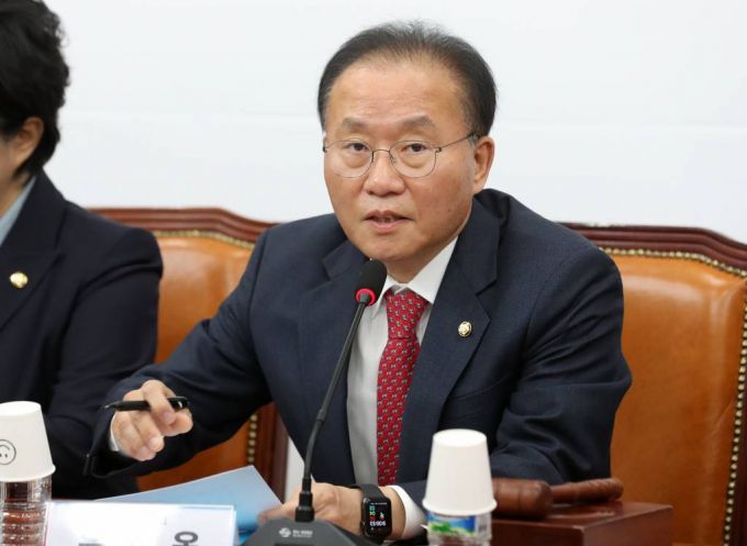 [서울=뉴시스] 이영환 기자 = 윤재옥 국민의힘 원내대표가 10일 오전 서울 여의도 국회에서 열린 최고위원회의에서 발언을 하고 있다. 2023.04.10.