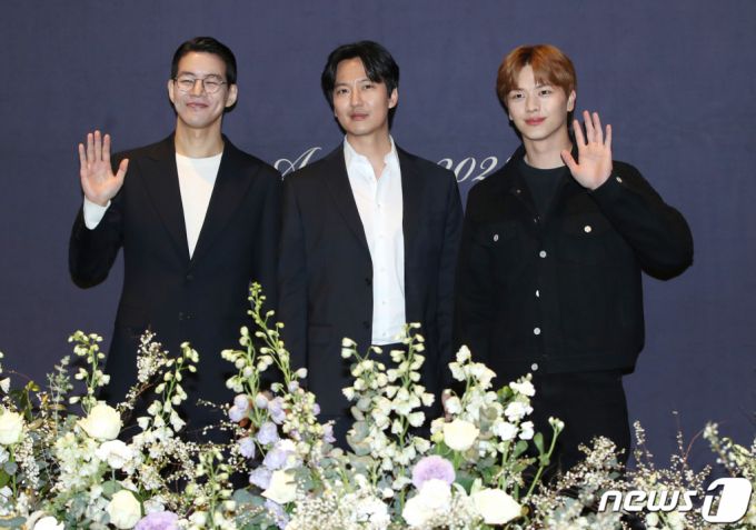 (서울=뉴스1) 권현진 기자 = 배우 이상윤(왼쪽부터)과 김남길, 육성재가 7일 오후 서울 강남구 그랜드 인터컨티넨탈 서울 파르나스에서 열린 배우 이승기와 이다인의 결혼식에 참석해 포즈를 취하고 있다. 2023.4.7/뉴스1  Copyright (C) 뉴스1. All rights reserved. 무단 전재 및 재배포 금지.