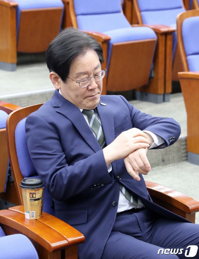 (서울=뉴스1) 임세영 기자 = 이재명 더불어민주당 대표가 10일 오후 서울 여의도 국회에서 열린 의원총회에서 시계를 확인하고 있다. 2023.4.10/뉴스1  Copyright (C) 뉴스1. All rights reserved. 무단 전재 및 재배포 금지.
