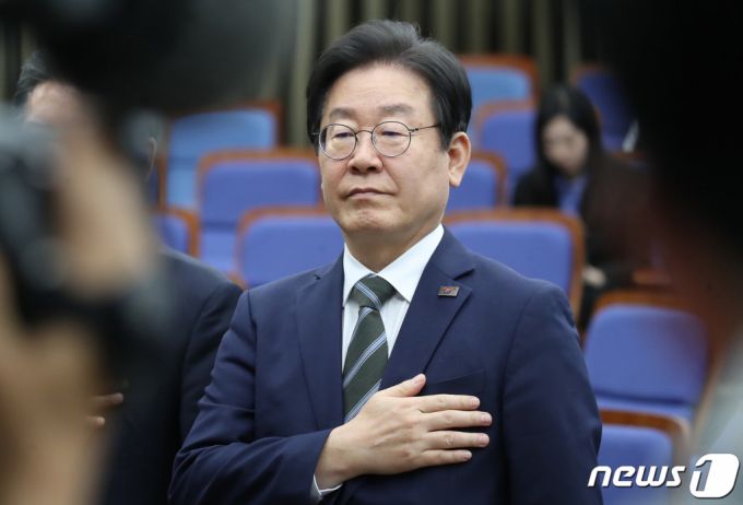 (서울=뉴스1) 임세영 기자 = 이재명 더불어민주당 대표가 10일 오후 서울 여의도 국회에서 열린 의원총회에서 국민의례를 하고 있다. 2023.4.10/뉴스1  Copyright (C) 뉴스1. All rights reserved. 무단 전재 및 재배포 금지.