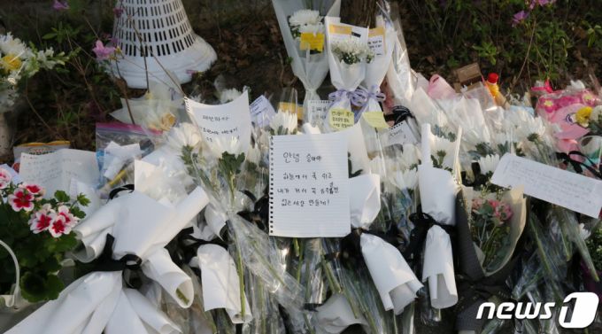 지난 8일 오후 2시21분쯤 만취한 상태로 운전을 하다 어린이보호구역에서 인도를 지나던 학생 4명을 덮쳐 9살 배승아 양이 숨지게하고 3명이 중상을 입은 사고가 발생한 가운데 10일 대전 서구 탄방중 앞 사고 발생지역에서 시민들이 고(故) 배승아 양을 추모하고 있다. /사진=뉴스1