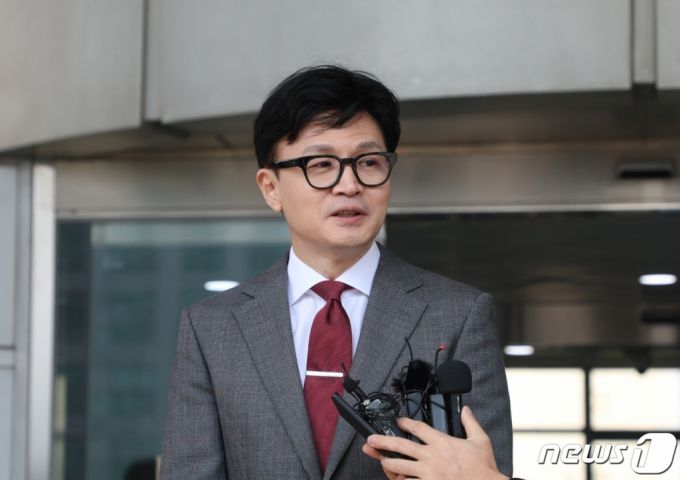 (부산=뉴스1) 노경민 기자 = 한동훈 법무부 장관이 7일 오전 정책 현장 방문을 위해 부산 연제구 부산고등?지방검찰청을 방문하며 취재진의 질문에 답하고 있다.2023.4.7/뉴스1  Copyright (C) 뉴스1. All rights reserved. 무단 전재 및 재배포 금지.