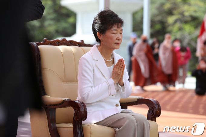 (대구=뉴스1) 공정식 기자 = 박근혜 전 대통령이 11일 오전 대구 동구 팔공총림 동화사를 찾아 통일대불 앞에서 합장하고 있다. 2023.4.11/뉴스1  Copyright (C) 뉴스1. All rights reserved. 무단 전재 및 재배포 금지.