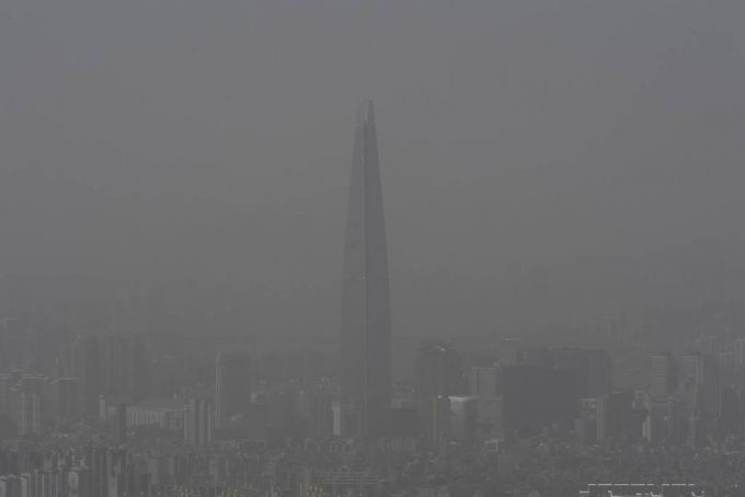 중국발 황사의 영향으로 미세먼지 농도가 '매우 나쁨' 수준을 보인 12일 경기도 광주시 남한산성에서 바라본 서울 도심이 뿌옇게 보이고 있다./사진=뉴시스