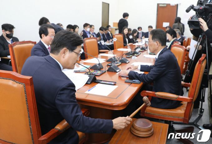 (서울=뉴스1) 임세영 기자 = 12일 오전 서울 여의도 국회에서 열린 기획재정위원회 경제재정소위원회에서 신동근 소위원장이 의사봉을 두드리고 있다. 2023.4.12/뉴스1  Copyright (C) 뉴스1. All rights reserved. 무단 전재 및 재배포 금지.