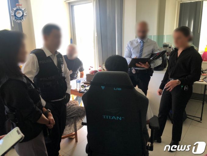 서울경찰청 관계자와 호주 경찰이 지난해 11월 23일(현지시간) 호주 시드니 교외에 있는 미성년자 등 여성 성착취물을 제작·유포한 텔레그램 '제2n번방'의 주범 '엘'의 주거지에서 체포하고 있다. /사진=뉴스1