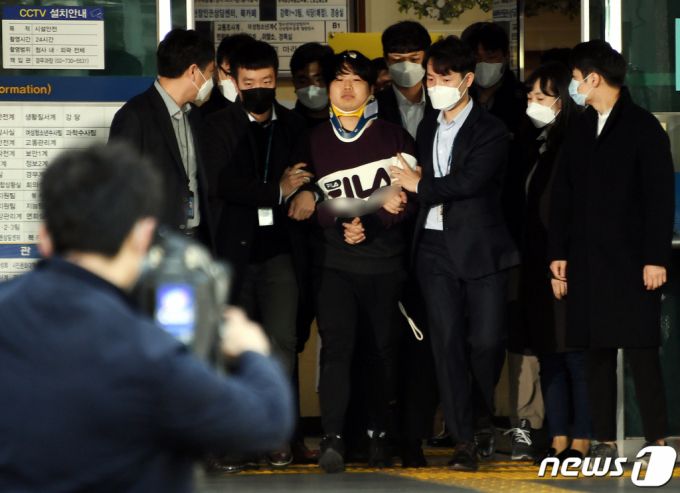 (서울=뉴스1) 송원영 기자 = 인터넷 메신저 텔레그램에서 미성년자를 포함한 여성들의 성 착취물을 제작 및 유포한 혐의를 받는 '박사방' 운영자 조주빈(25)이 25일 서울 종로구 종로경찰서 유치장에서 나와 검찰로 송치되고 있다.  이날 경찰은 국민의 알권리, 동종범죄 재범방지 및 범죄예방 차원에서 신상을 공개했다. 2020.3.25/뉴스1