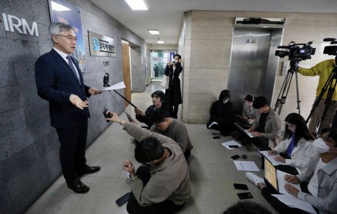 고 박원순 전 서울시장 유족 측 법률대리인이었던 정철승 변호사가 14일 오전 서울 서초구 법무법인 더펌에서 후배 변호사 성추행 의혹 관련 기자회견을 하고 있다./사진=뉴시스