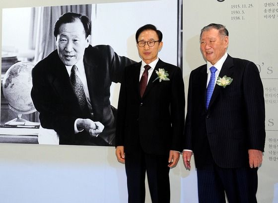 = 이명박 전 대통령과 정몽구 현대자동차그룹 회장이 24일 오후 서울 그랜드 하얏트호텔 그랜드볼룸에 열린 '아산 정주영 탄신 100주년 기념식'에 참석하고 있다. 2015.11.24/뉴스1