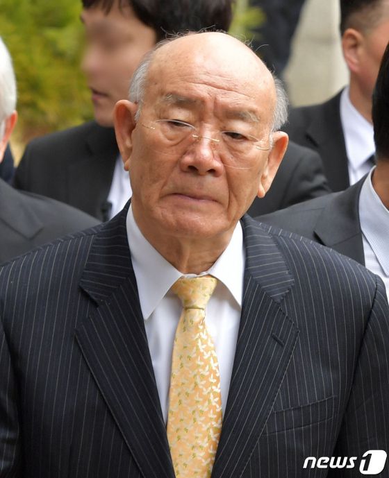 전직 대통령 전두환씨가 2019년 3월11일  5·18 민주화운동 관련 피고인으로 광주지방법원에 들어서고 있다. /사진=뉴스1