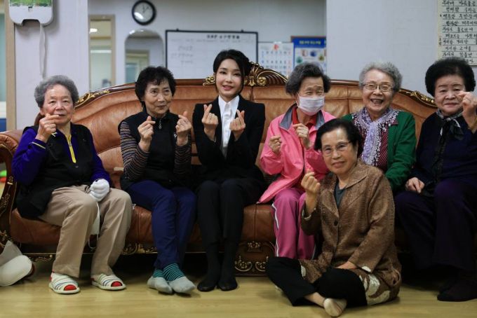 윤석열 대통령 부인 김건희 여사가 14일 대전 한밭종합사회복지관 내 경로당을 찾아 어르신들과 기념촬영하고 있다. (사진=대통령실 제공) /사진=뉴시스