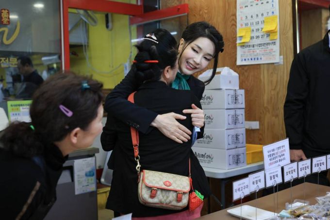 윤석열 대통령 부인 김건희 여사가 14일 오후 대전 중구 태평전통시장을 방문해 상인과 포옹하고 있다. (사진=대통령실 제공) /사진=뉴시스