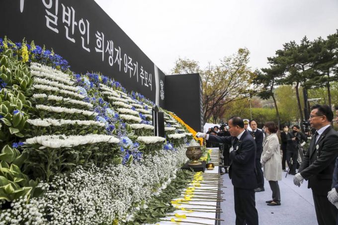 [인천=뉴시스] 정병혁 기자 = 윤재옥 국민의힘 원내대표가 16일 인천 부평구 인천가족공원에서 열린 세월호 참사 일반인 희생자 추모식에서 헌화하고 있다. 2023.04.16.