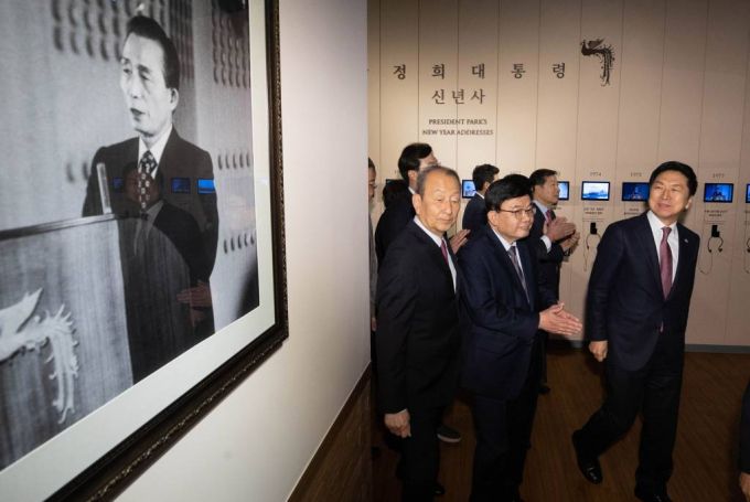 [서울=뉴시스] 추상철 기자 = 김기현 국민의힘 당 대표가 14일 오전 서울 마포구 박정희대통령기념관을 방문해 전시물을 살펴보고 있다. (공동취재사진) 2023.04.14.