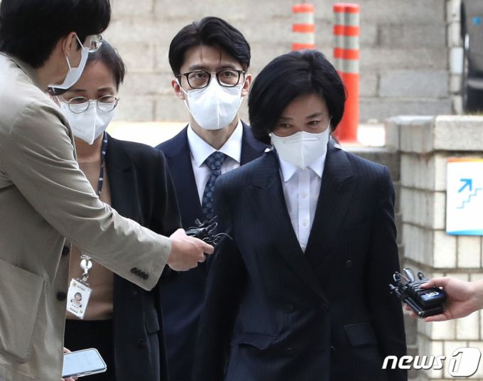 (서울=뉴스1) 이성철 기자 = 청탁을 명목으로 10억원 가량의 금품을 수수한 의혹을 받고 있는 이정근 전 민주당 사무부총장이 30일 오전 서울 서초구 서울중앙지방법원에서 열린 영장실질심사에 출석하고 있다. 2022.9.30/뉴스1  Copyright (C) 뉴스1. All rights reserved. 무단 전재 및 재배포 금지.