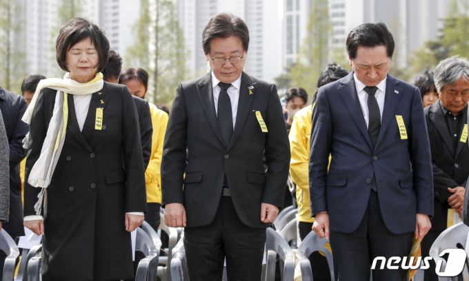 (안산=뉴스1) 김영운 기자 = 김기현 국민의힘 대표와 이재명 더불어민주당 대표, 이정미 정의당 대표를 비롯한 참석자들이 16일 경기 안산시 화랑유원지에서 열린 세월호참사 9주기 기억식에서 묵념을 하고 있다. (공동취재) 2023.4.16/뉴스1  Copyright (C) 뉴스1. All rights reserved. 무단 전재 및 재배포 금지.