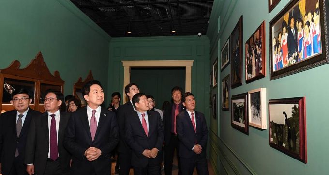 [서울=뉴시스] 추상철 기자 = 김기현 국민의힘 당 대표가 14일 오전 서울 마포구 박정희대통령기념관을 방문해 전시물을 살펴보고 있다. (공동취재사진) 2023.04.14.