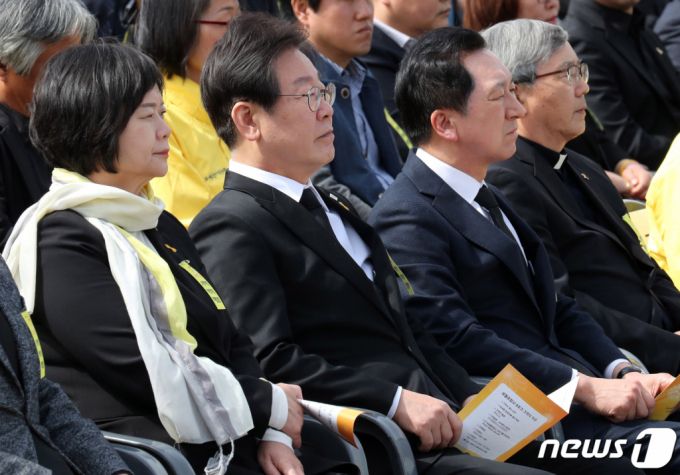 (안산=뉴스1) 김영운 기자 = 김기현 국민의힘 대표와 이재명 더불어민주당 대표, 이정미 정의당 대표가 16일 경기 안산시 화랑유원지에서 열린 세월호참사 9주기 기억식에 참석해 있다.(공동취재) 2023.4.16/뉴스1  Copyright (C) 뉴스1. All rights reserved. 무단 전재 및 재배포 금지.