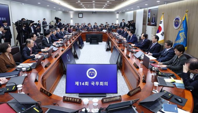 [서울=뉴시스] 전신 기자 = 윤석열 대통령이 4일 서울 용산 대통령실 청사에서 열린 국무회의를 주재하고 있다. (대통령실통신사진기자단) 2023.04.04.