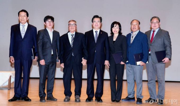 정황근(사진 왼쪽에서 4번째) 농식품부장관이 지난 14일 정부세종청사에서 이재복, 이혜원 대표 등 국내 낙농업 위상제고에 기여한 6인에게 장관상을 수여한 뒤 기념사진을 찍고 있다.