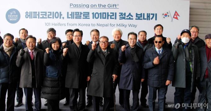 지난 해 12월 22일 오전 인천국제공항에서 열린 '101마리 젖소 보내기' 환송식에서 정황근 농식품부장관 등을 비롯한 관계자들이 화이팅을 외치고 있다.