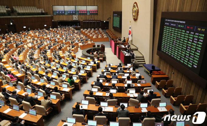 (서울=뉴스1) 임세영 기자 = 13일 오후 서울 여의도 국회 제405회국회(임시회) 제4차 본회의에서 광주 군 공항 이전 및 종전부지 개발 등에 관한 특별법안(대안)이 재적 300인, 재석 256인, 찬성 245인, 반대 3인, 기권 8인으로 통과되고 있다. 2023.4.13/뉴스1  Copyright (C) 뉴스1. All rights reserved. 무단 전재 및 재배포 금지.